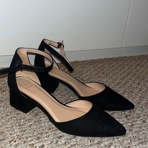 BRAND NEW black sz 8 low heels